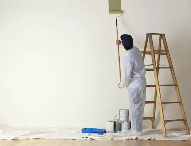 房屋油漆工开始刷一堵大墙图片下载